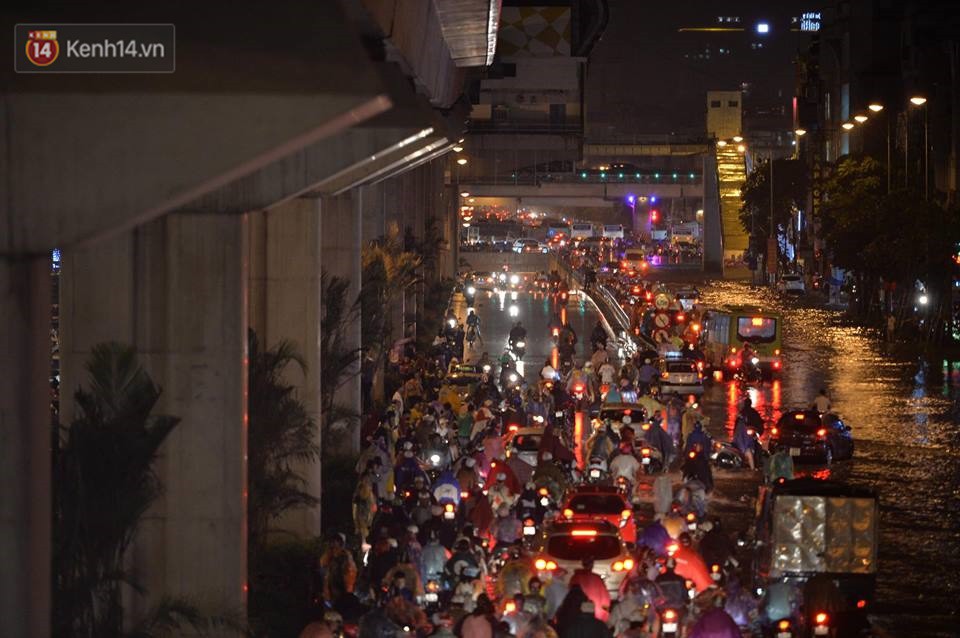 Chùm ảnh: Giao thông qua đường Nguyễn Trãi tê liệt sau cơn mưa lớn như trút nước tối 12/5